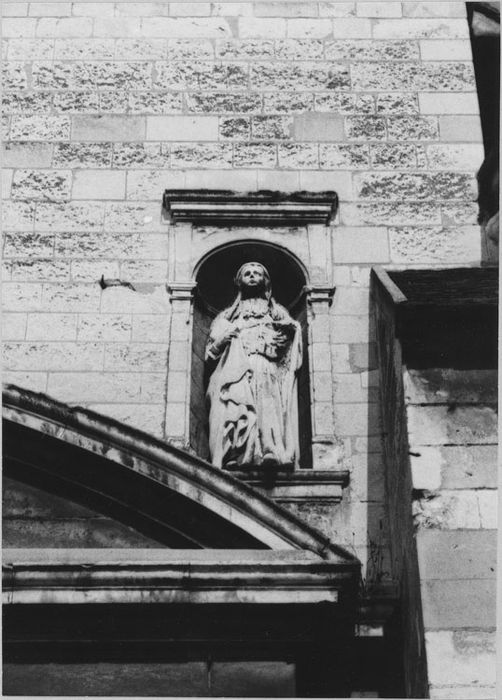 Statue : sainte Maximiniole (portail extérieur)