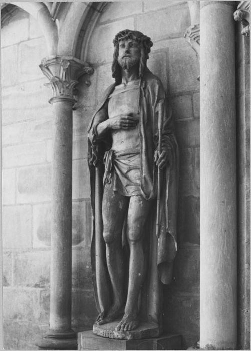 Statue : Ecce Homo ou Christ au roseau, vue de trois-quart