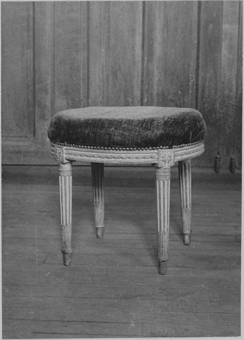 Fauteuil et 5 tabourets : un tabouret de choeur