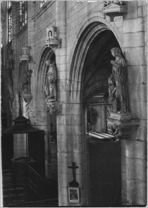 Statue : Saint Yves et donateur, vue de profil