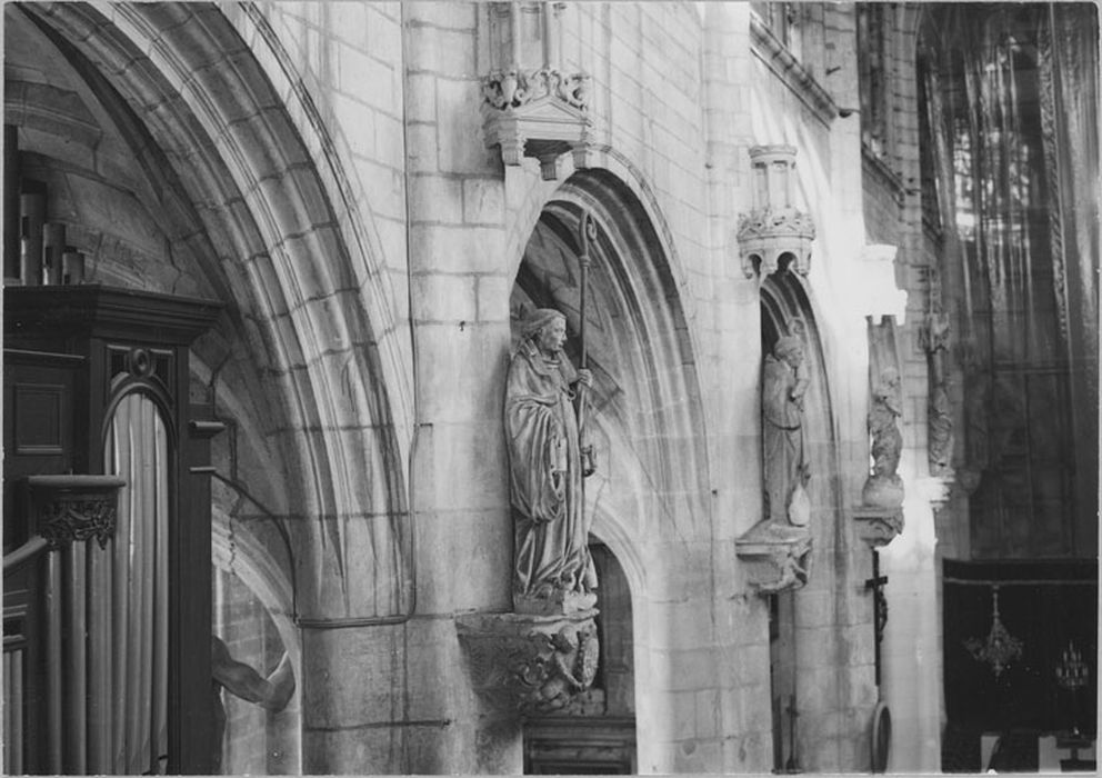 Statues adossées aux piliers de la nef et du choeur