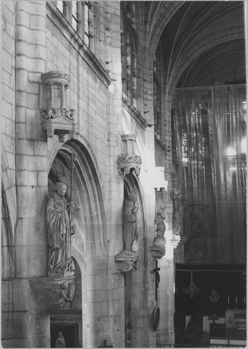 Statues adossées aux piliers de la nef et du choeur