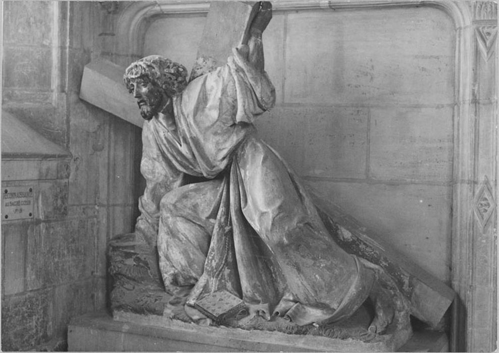 Statue : Christ tombant sous la Croix