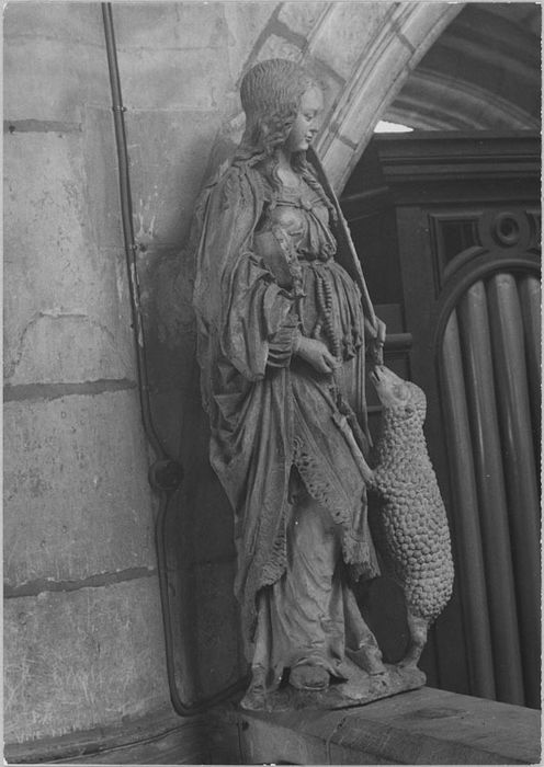 Statue : Sainte Agnès, vue de profil