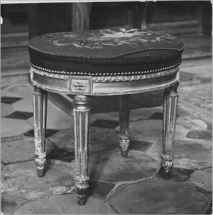 Fauteuil de célébrant et 2 tabourets, détail d’un tabouret