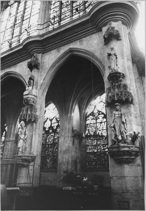 Groupe sculpté : Saint Joseph et l'Enfant Jésus ; statues : Marie-Madeleine, Saint Grégoire le Grand, Saint Nicolas