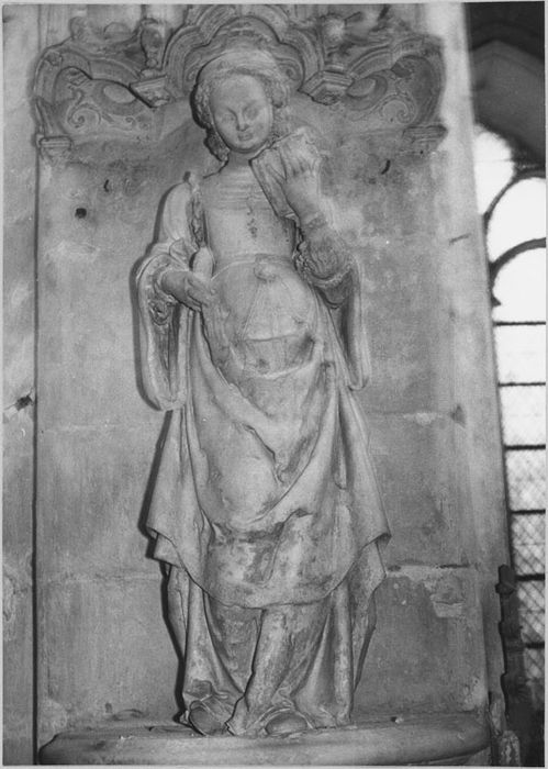 Statue : Sainte Barbe, anciennement identifiée comme sainte Hélène, après restauration (1973)