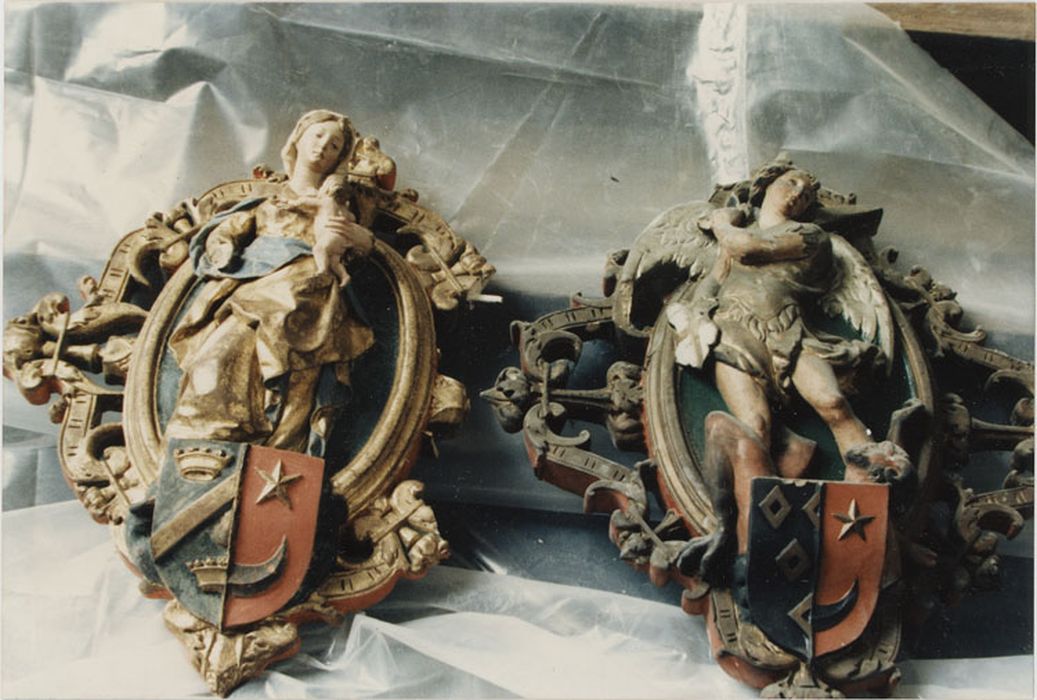 6 clefs de voûte : Vierge à l'Enfant et saint Michel, en cours de restauration (1986)