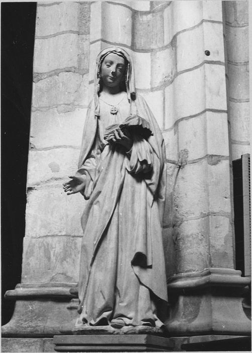 Statue : Sainte Geneviève, après restauration (1979), vue de trois-quart