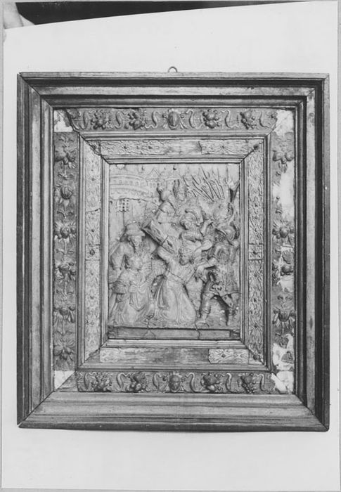 Bas-relief : Portement de Croix, cadre