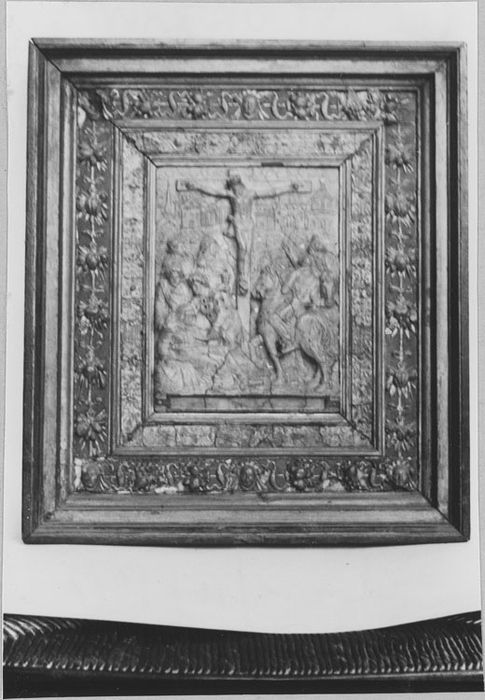 Bas-relief : Crucifixion, cadre