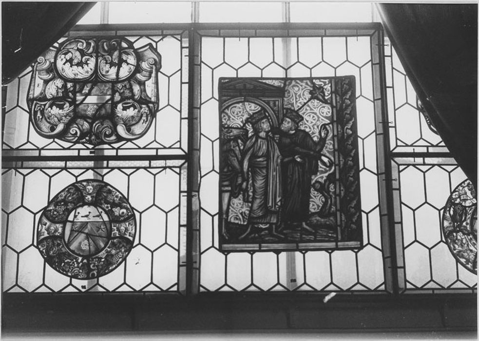 VITRAUX, n°2, vue partielle (panneaux de gauche) : armoiries et Blason de Charles Bornot - © Ministère de la Culture (France), Médiathèque du patrimoine et de la photographie, diffusion RMN-GP
