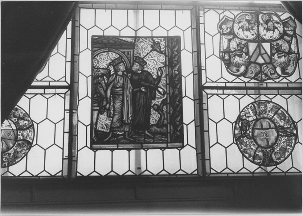 VITRAUX, n°3, vue partielle (panneau central et panneaux de droite) : deux rois mages et armoiries - © Ministère de la Culture (France), Médiathèque du patrimoine et de la photographie, diffusion RMN-GP