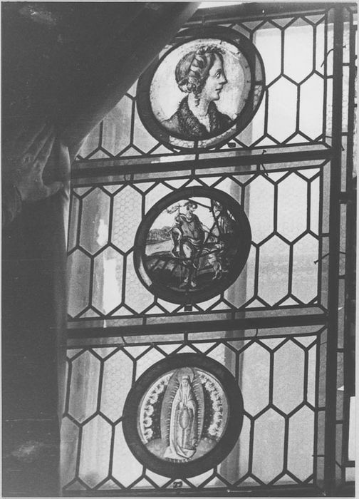 VITRAUX, n°4 (mur est, 3e fenêtre), vue partielle (panneau de gauche): Profil de femme, Saint Jean-Baptiste, Immaculée conception - © Ministère de la Culture (France), Médiathèque du patrimoine et de la photographie, diffusion RMN-GP