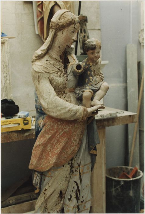 Statue : Vierge à l'Enfant, en cours de restauration, vue partielle