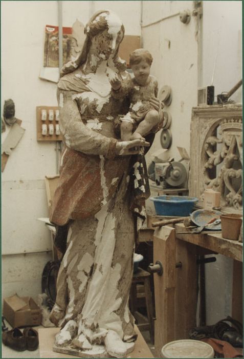 Statue : Vierge à l'Enfant, en cours de restauration