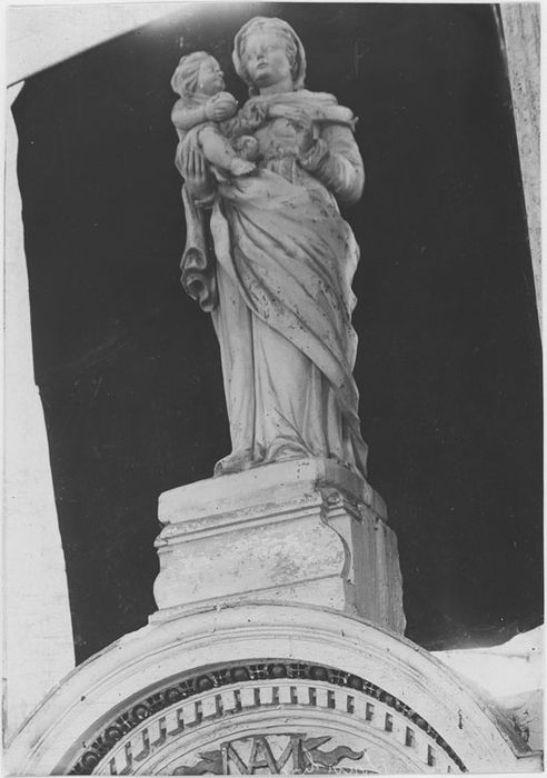 Statue : Vierge à l'Enfant