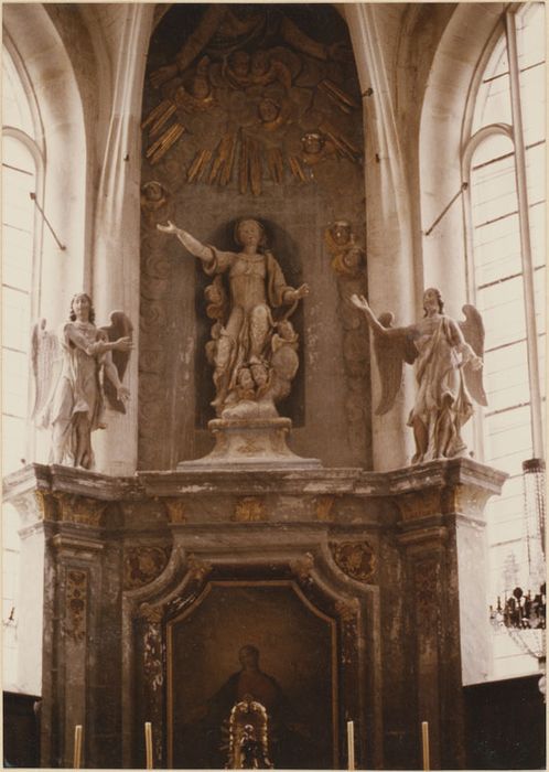 Retable du maître-autel,  Gloire divine, vue partielle ; 3 statues : Assomption de la Vierge, anges