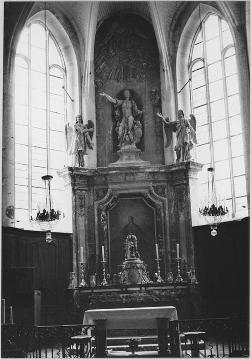 Maître-autel, degré d'autel, retable du maître-autel, Gloire divine, tabernacle, exposition ; 3 statues : Assomption de la Vierge, anges