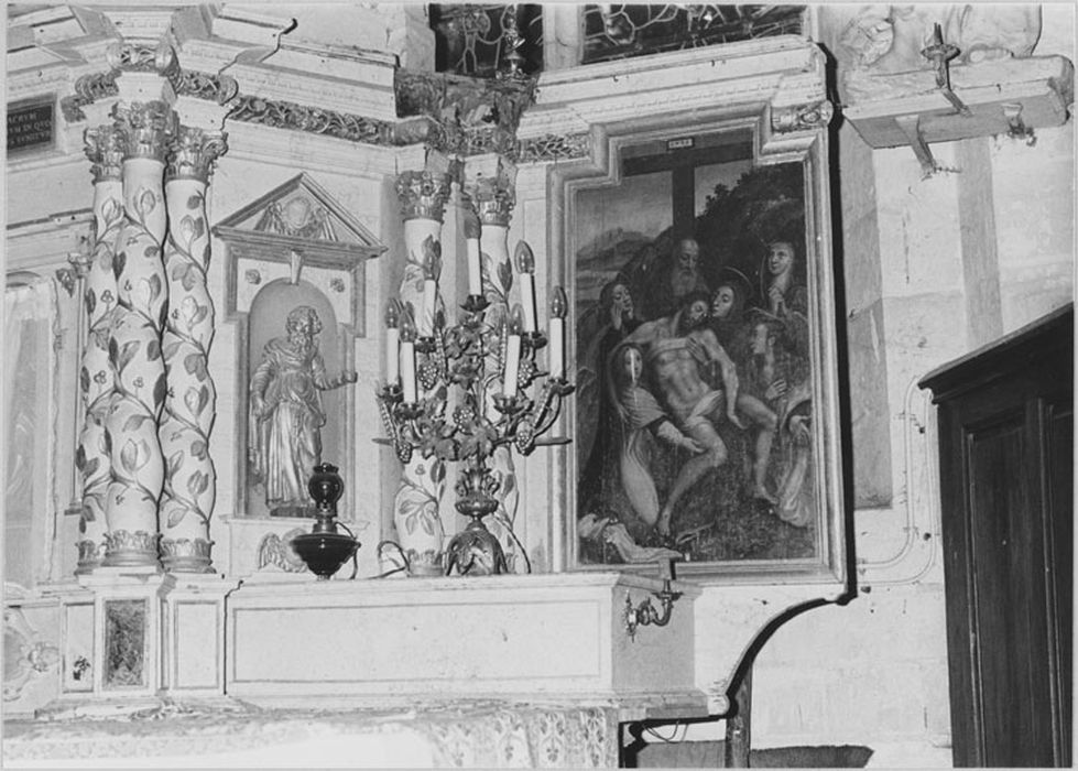 Vue partielle du tabernacle du maître-autel avec panneau peint (Descente de Croix) et statuette (saint Paul)