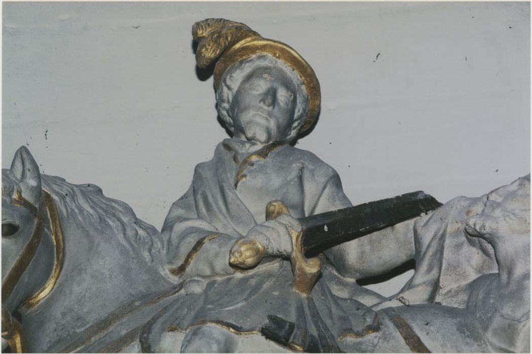 groupe sculpté : Charité de saint Martin, détail, avant restauration (juin 2003)