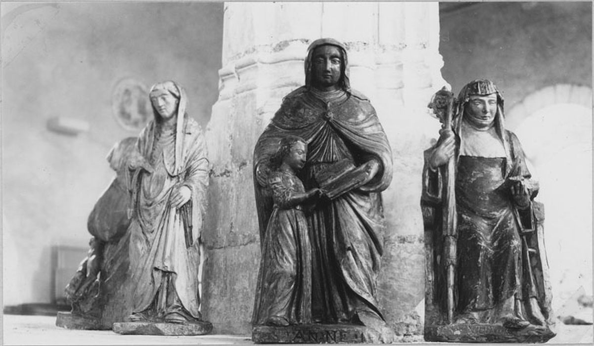 Groupe sculpté : Éducation de la Vierge ; sur les côtés, statues : Abbé, saint Bernard (?) ; Abbesse