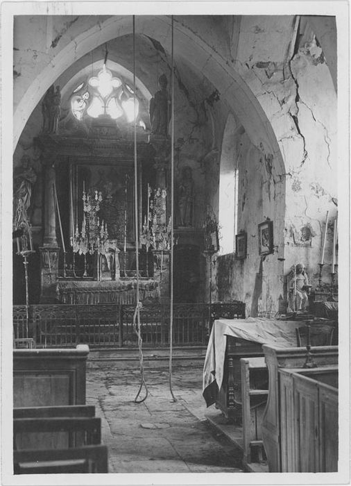 Maître-autel, retable, tabernacle, en 1937 (à droite, Statue : Abbesse)