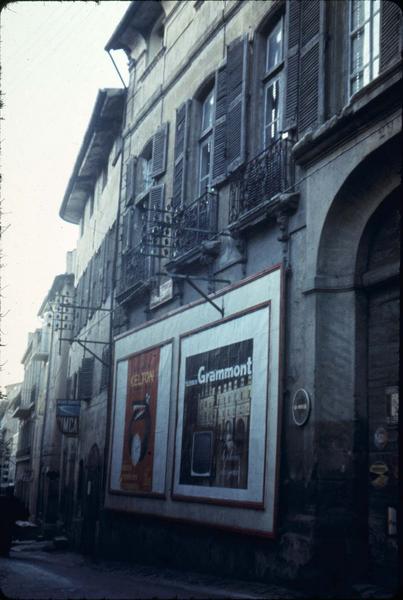 Communs de l'hôtel : façade sur rue