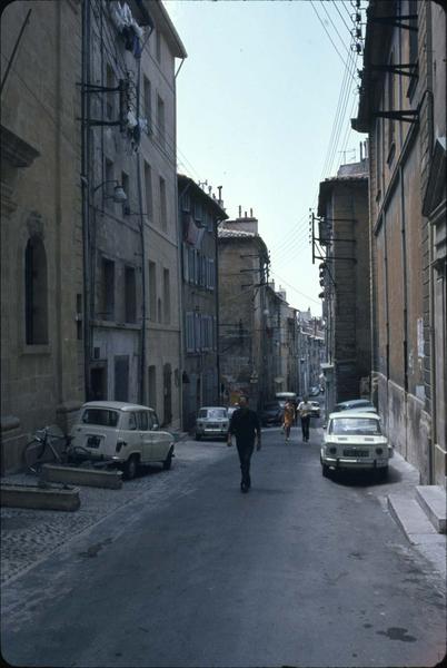 Rue du Bon-pasteur : vue prise vers l'ouest, au niveau de la chapelle des Pénitents-Bleus