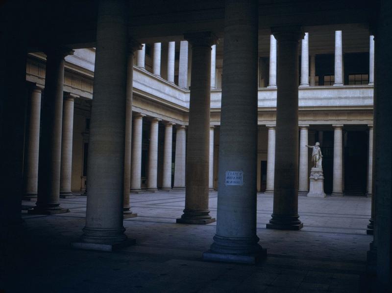 Cour intérieure ou salle des Pas Perdus