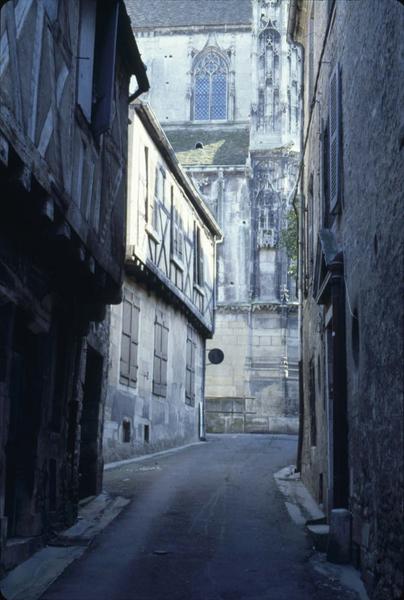 Ruelle avec maisons à pas de bois