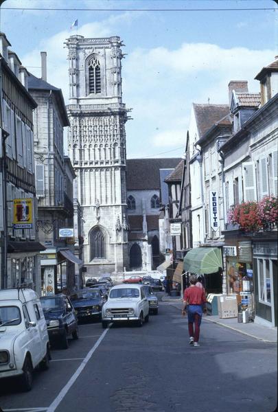 Clocher, côté sud : vue prise d'une rue commerçante