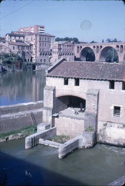 Ecluse sur la rive gauche du Tarn à proximité du Pont Vieux