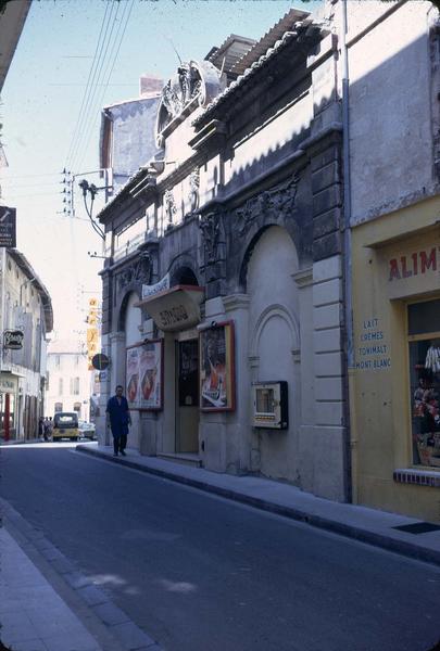 Rue du Quatre-Septembre : ancien marché occupé par un cinéma, à l'angle de la rue Reattu