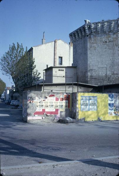 Tour d'angle : vue prise du boulevard Georges-Clemenceau. Panneaux d'affichage