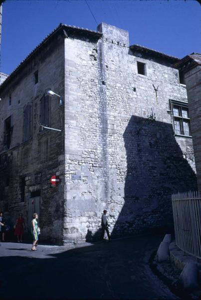 Rue du Grand-Prieuré : immeuble à l'angle de la rue Dominique-Maïsta