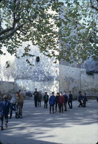 Tour d'angle : vue prise depuis la cour de l'école, pendant la récréation