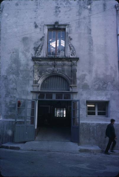 Portail d'entrée de l'immeuble situé au croisement de la rue du Bac et de la rue Elie-Giraud