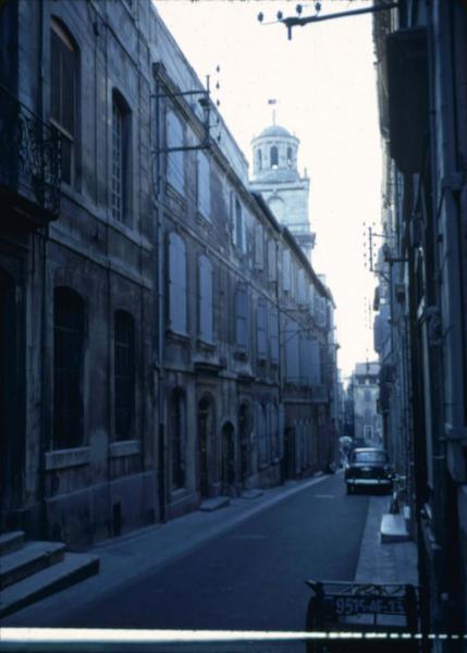 Rue de la Calade : vue prise vers l'Hôtel de Ville