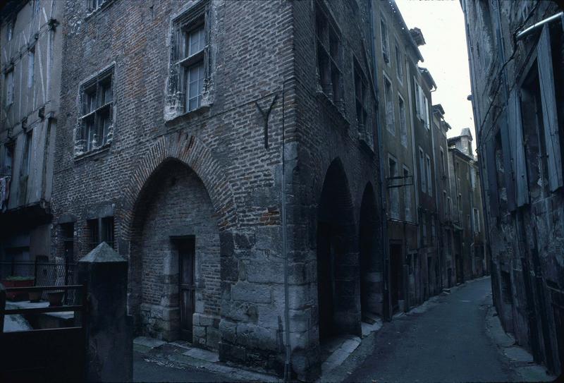 Maison en briques et fenêtres à meneaux
