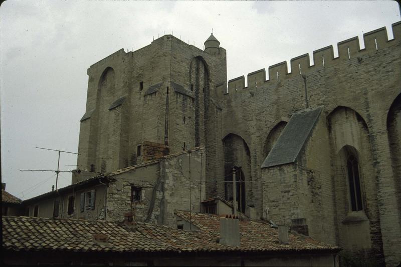 Maisons accolées à l'enceinte du palais, côté sud