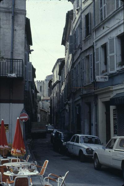 Ruelle menant au Palais des Papes