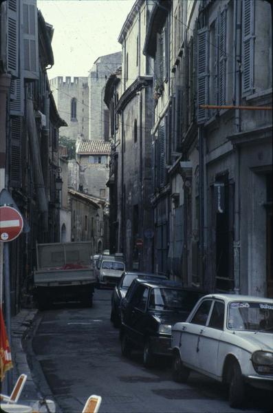 Ruelle menant au Palais des Papes