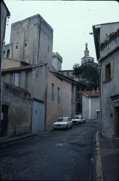 Rue montant au Palais des Papes, côté nord-est