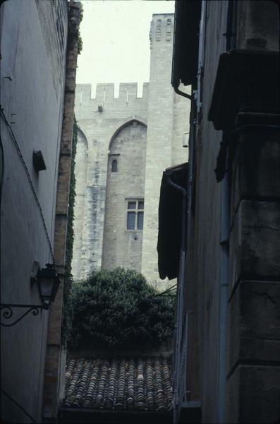 Enceinte du Palais des Papes : vue prise depuis une ruelle