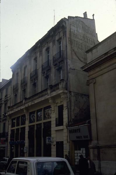 Façade sur rue ; banque en rez-de-chaussée