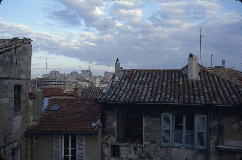 Vue générale avec les toits des maisons et leurs antennes de télévision