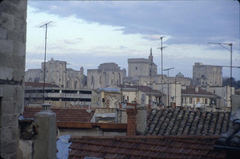 Vue générale avec les toits des maisons et leurs antennes de télévision