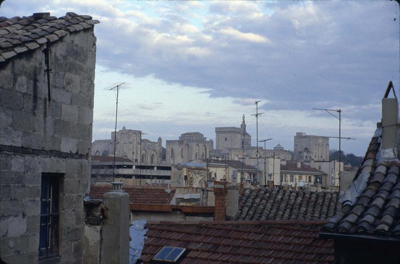 Vue générale avec les toits des maisons et leurs antennes de télévision