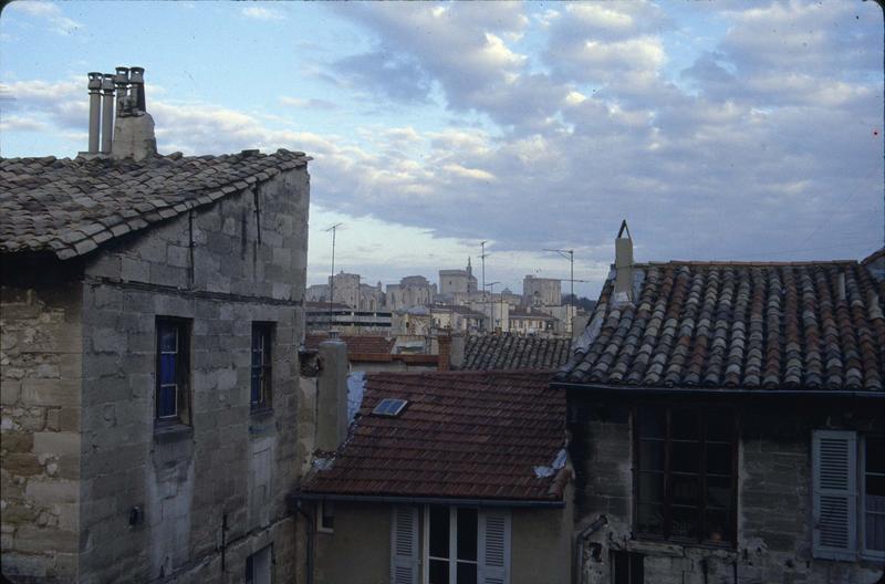 Vue générale avec les toits des maisons et leurs antennes de télévision